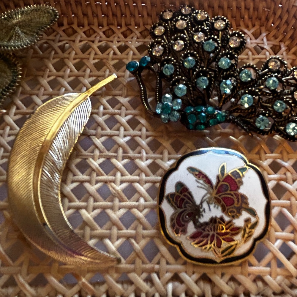 Vntg Bundle of brooches lapel pins feather, butterfly, enamel, gold tone - Picture 5 of 11